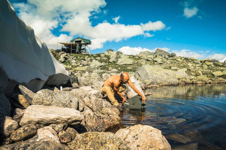 LifeSaver Jerrycan 20.000 water purifier filling