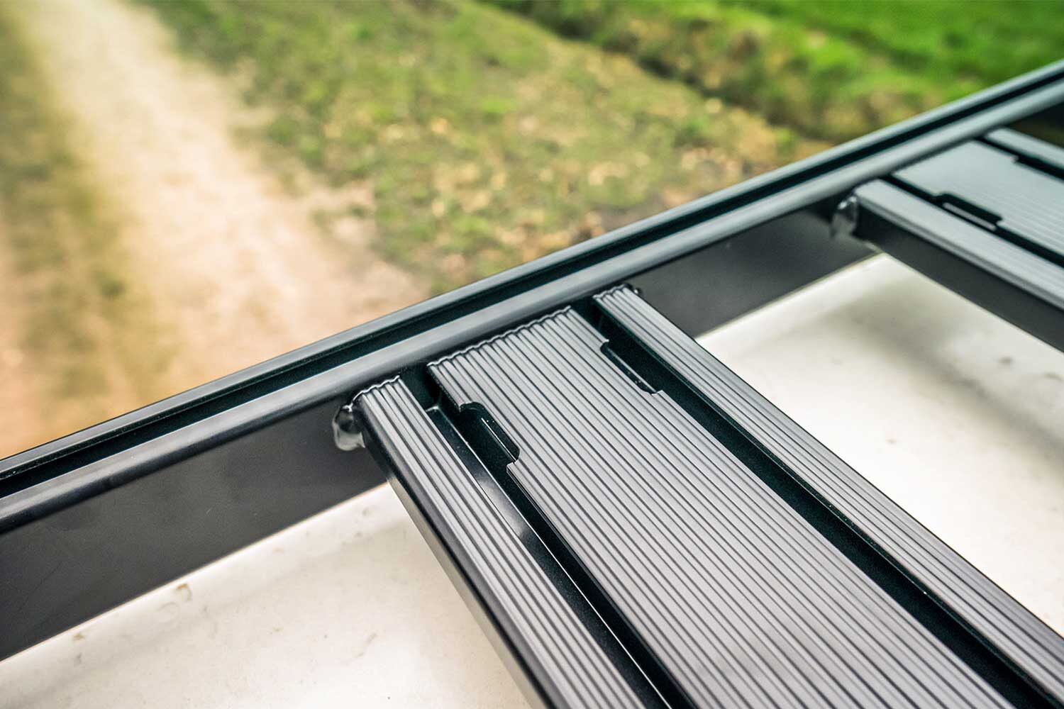 Tembo 4x4 aluminium roofrack black powdercoated slots
