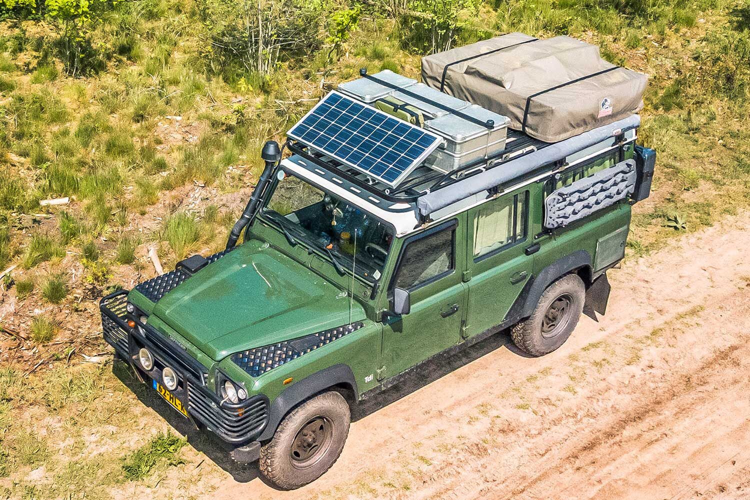 Tembo 4x4 aluminium roofrack on a Defender 110 fully loaded