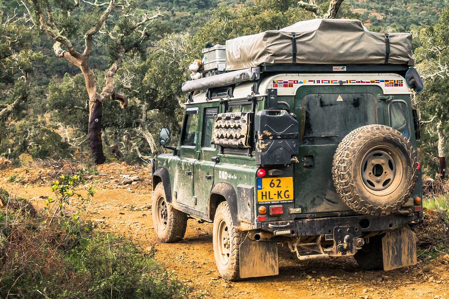 Tembo 4x4 aluminium roofrack on a Defender 110 fully loaded